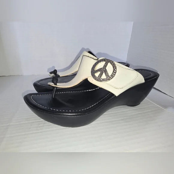 Donald J. Pliner Thong Sandal Size 6.5 - Picture 5 of 6